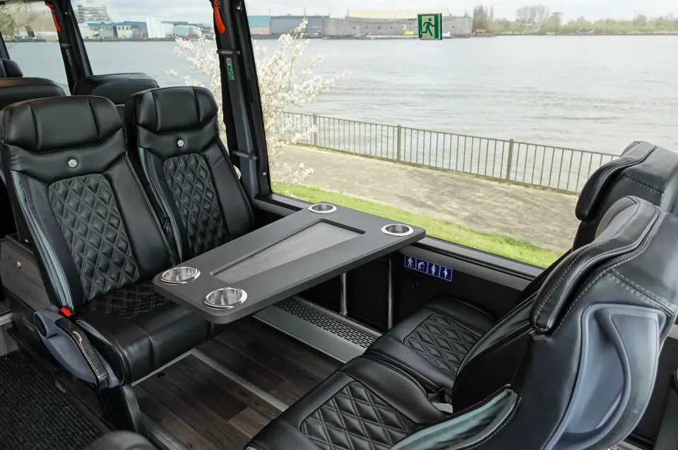 Gezellige rondzit met tafel in een luxe minibus